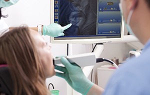 Patients and dnetist looking at intraoral photos