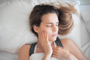 a patient suffering from nighttime tooth pain